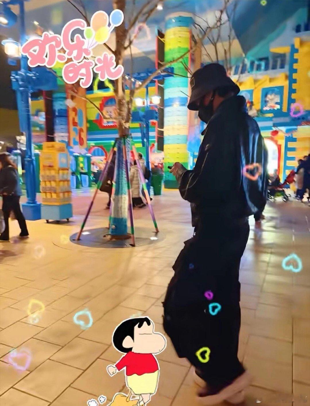 张若昀唐艺昕带娃 网友乐高乐园偶遇张若昀唐艺昕带娃出游，两人全程细心照看孩子，低