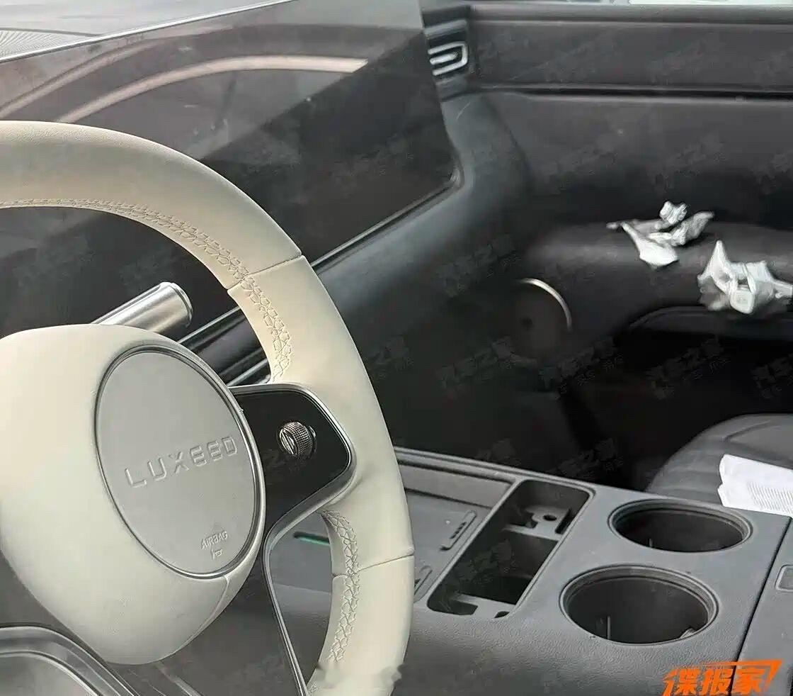 智界 MPV 内饰谍照曝光。从谍照来看，智界 MPV 新车沿用怀档设计，配备一块