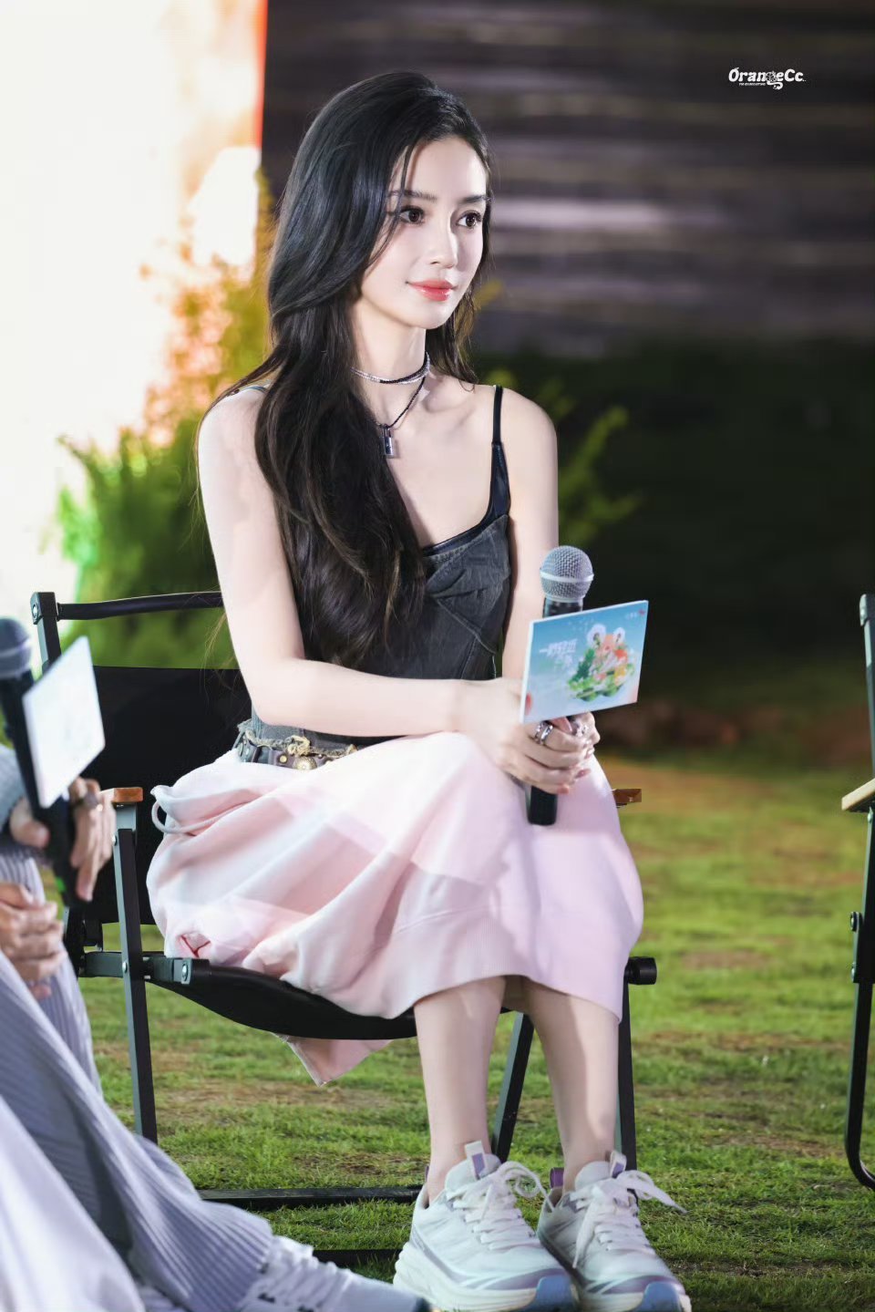 关晓彤家站姐发的angelababy 愚人节站姐团建