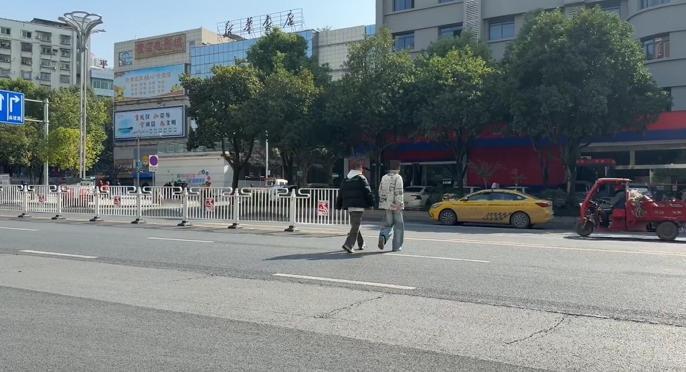 惊！县城这些“夺命捷径”，别再走了！
家人们谁懂啊！今天在四大银行路口蹲了半小时