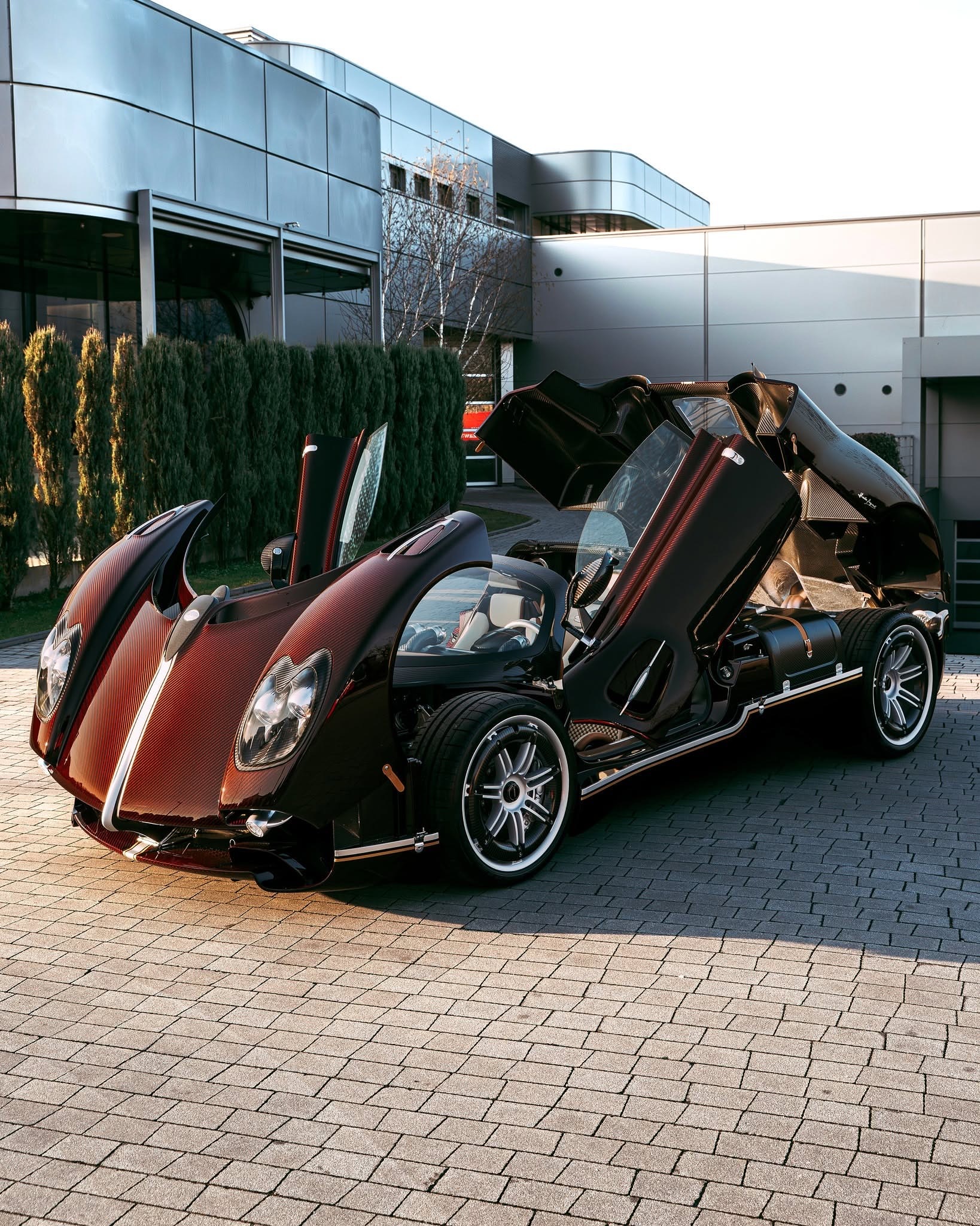 帕加尼乌托邦敞篷版——一款将顶级工程学与匠心艺术无缝融合的超级跑车。其核心是一台