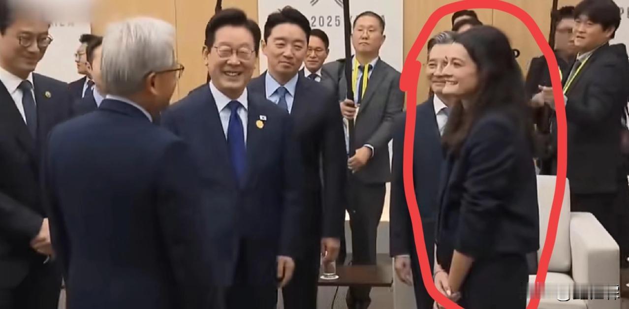 黄仁勋把女儿介绍给了李在明！

不得不说她这女儿，可是一点也不像他，鹰钩鼻，翘下
