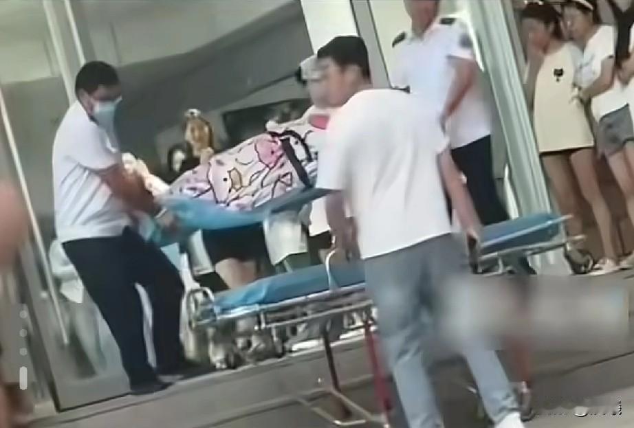 母子平安是好事，但整件事情让人不理解！

1   刚过完暑假，才开学就在学校生孩