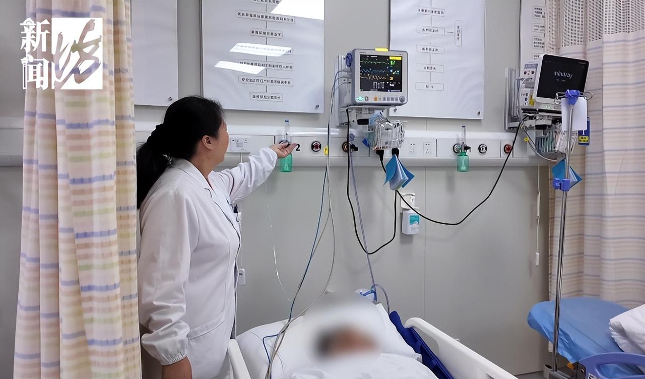 太吓人了！6月10日，上海一阿姨在家打扫卫生时，想要将马桶清洗的更加干净，就把8