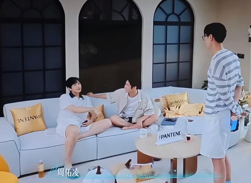 《半熟恋人》周佑凌竟然说——他需要心理辅导。
他竟然想让BK出谋划策，说自己摇摆