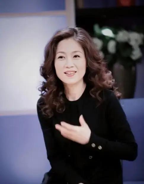 1992年，余秋雨二婚娶了黄梅戏演员马兰，洞房花烛夜，余秋雨向妻子提出了一个女人
