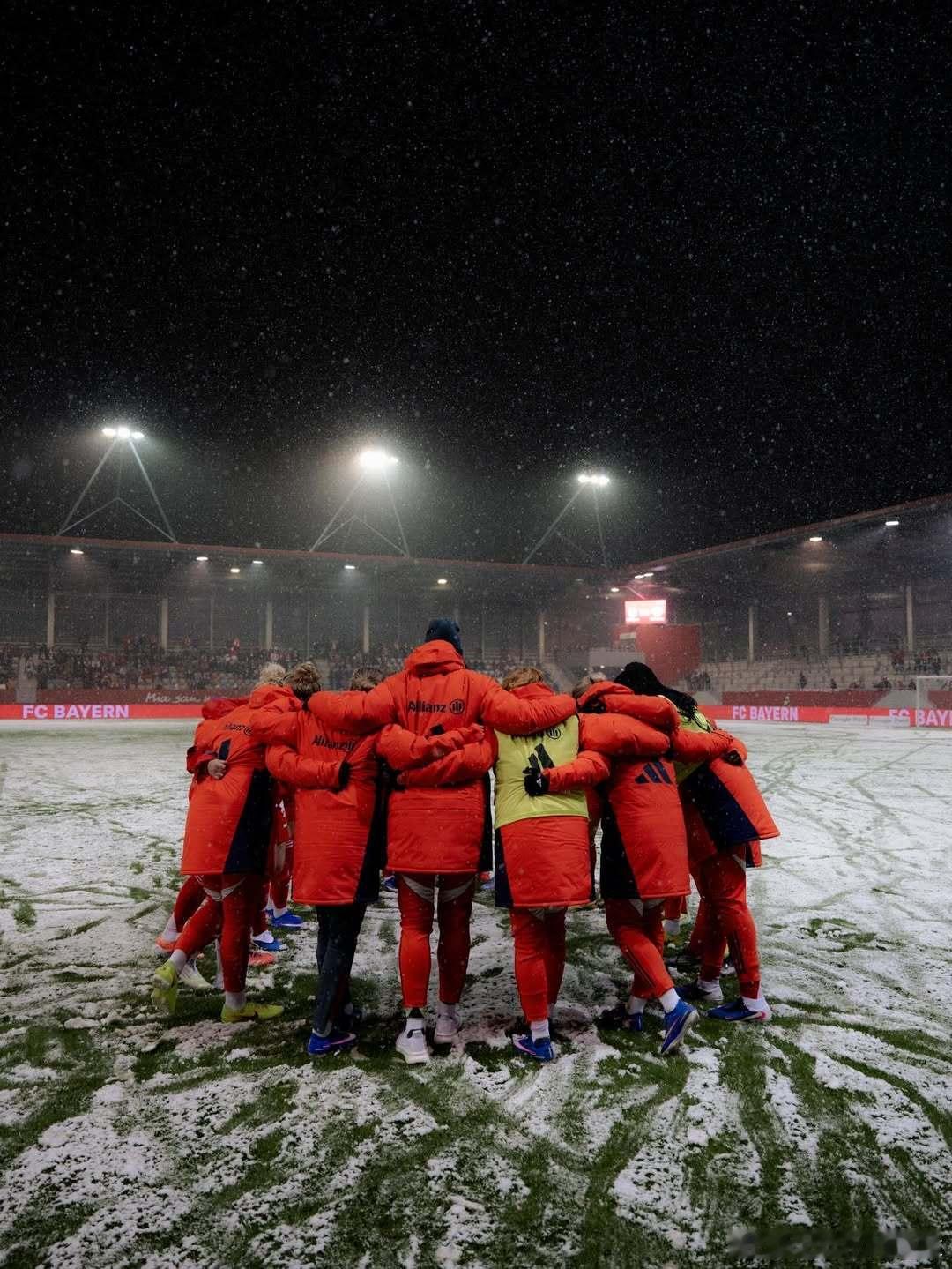 拜仁赢得新年开门红。赛后，門脇真依与萌萌子合影留念。（图｜Tanikawa Mo