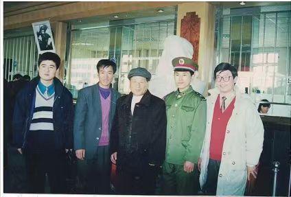 1999年12月11日，雷锋生前战友乔安山、第20任雷锋班班长齐兵来德州，为中国