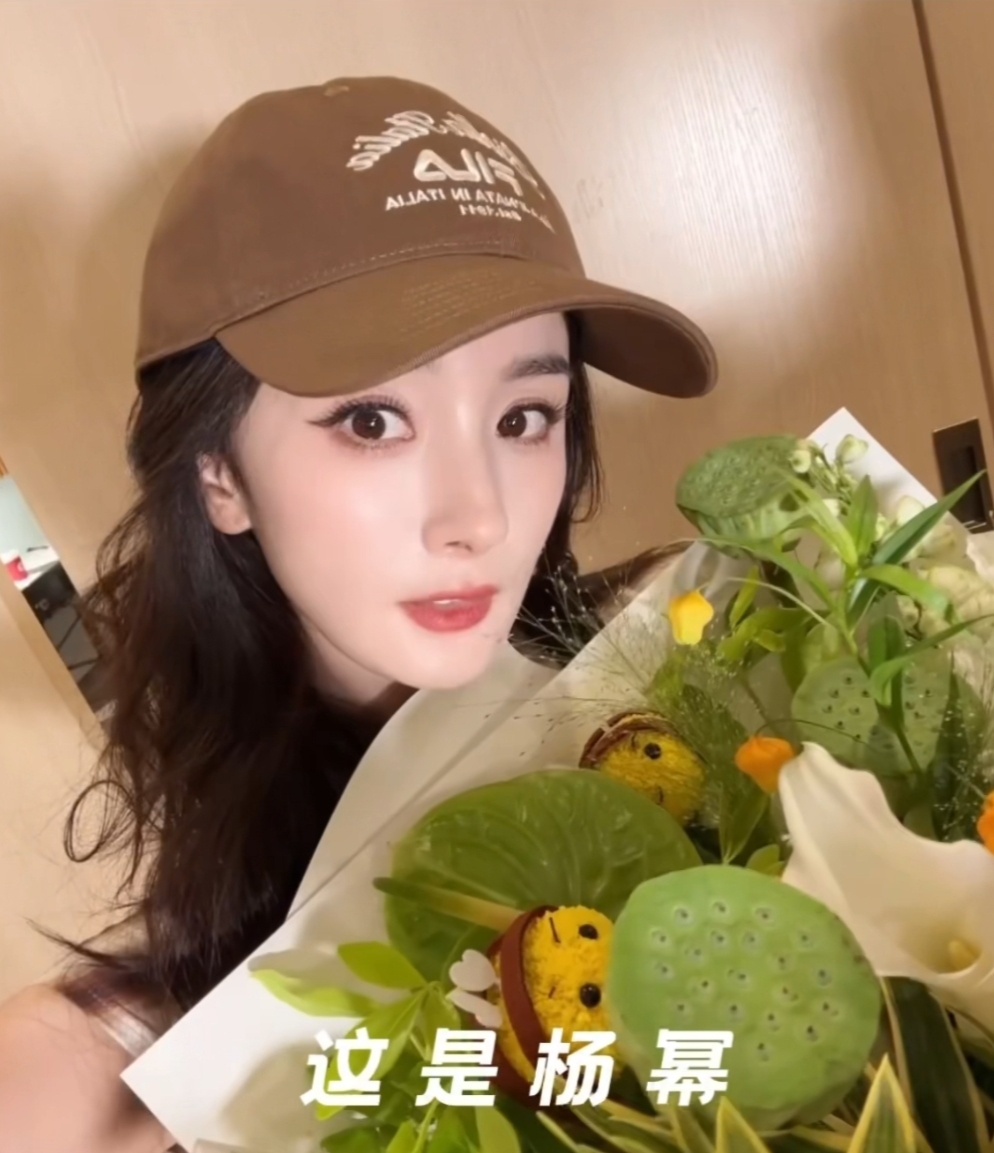 谁送的花这么懂事[柯基]有杨幂爱吃的莲子和最爱的🐝（家妻眼睛真的好大！） ​​