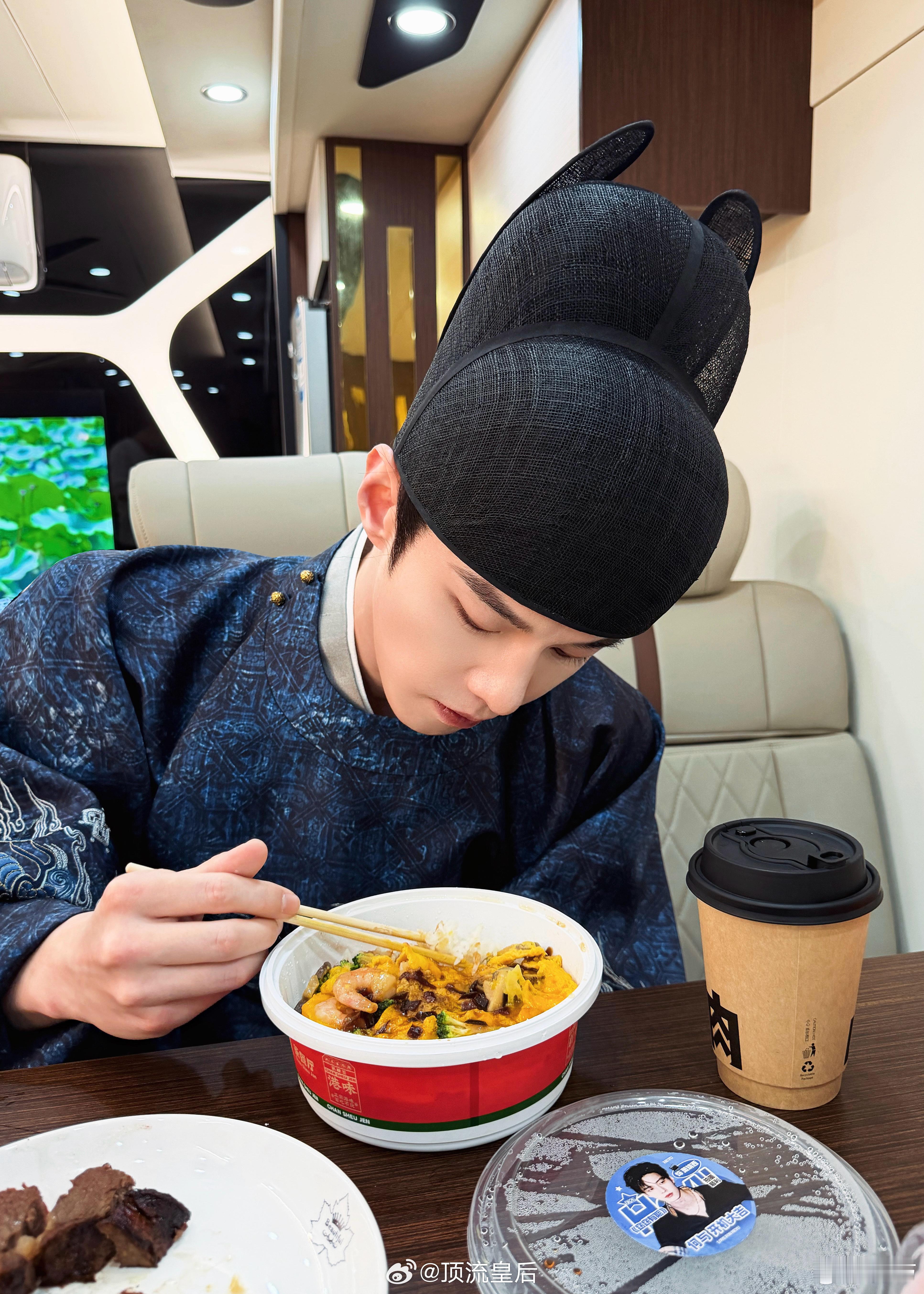 在剧组跨年过元旦的何与，营业都还穿着戏服。事业批吸事业粉。