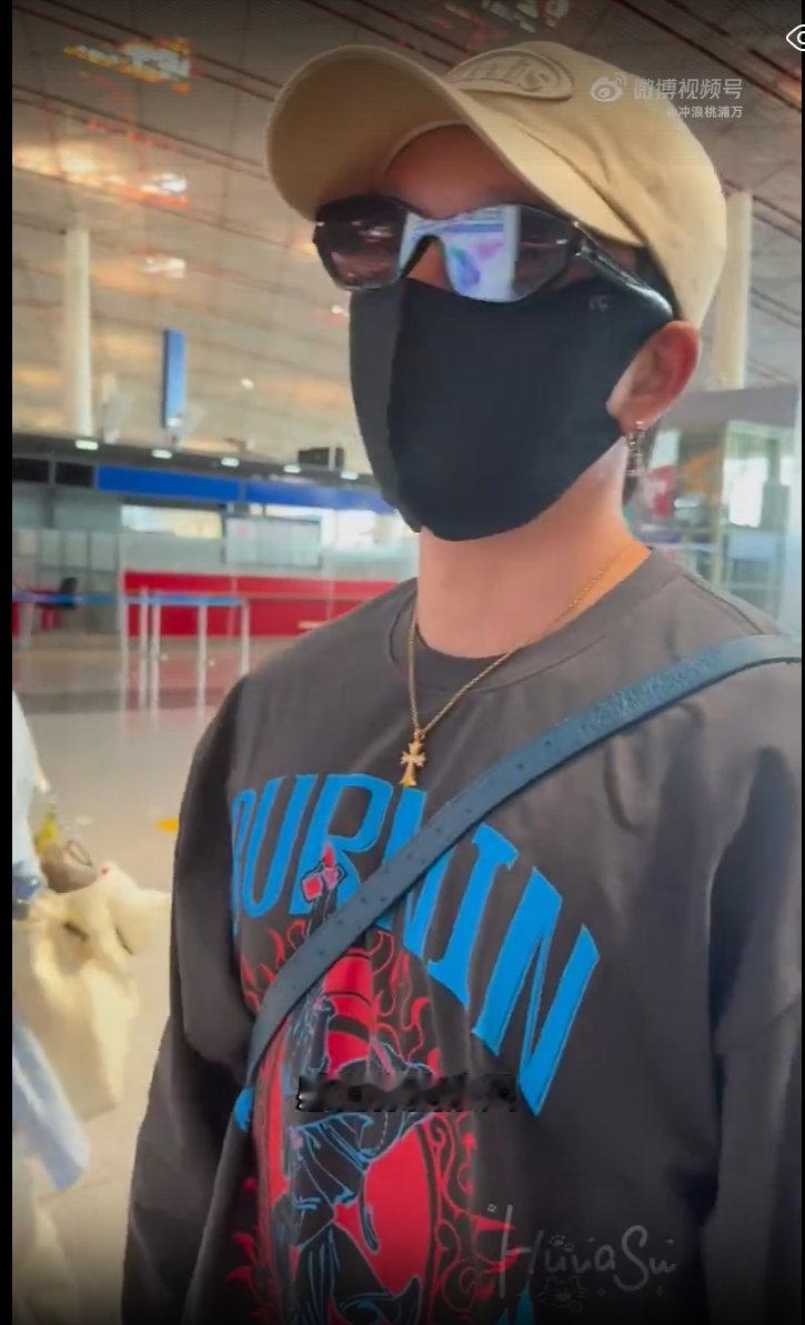 王栎鑫赞多机场偶遇王栎鑫赞多机场拥抱王栎鑫与赞多机场邂逅，热情相拥，从这互动能看