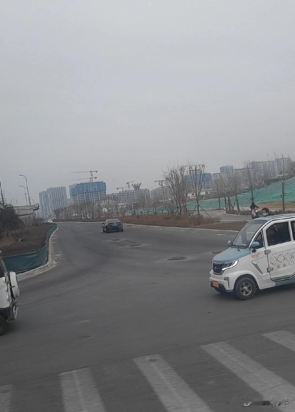 保定东二环快速路各个上下道路口逐步修好中（图片为七一东路口），速度杠杠的，这下赶