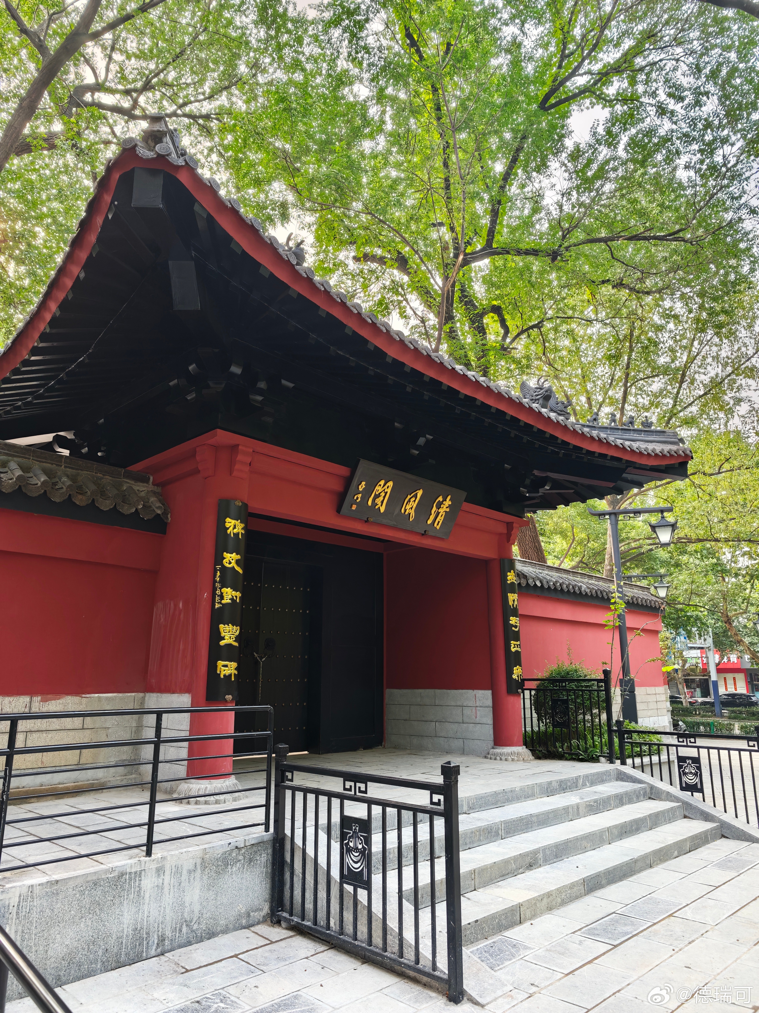 公心辨是非，肯容权幸肆奸邪，请看三尺法；正气塞天地，岂让衣冠图富贵，惟有一清风。
