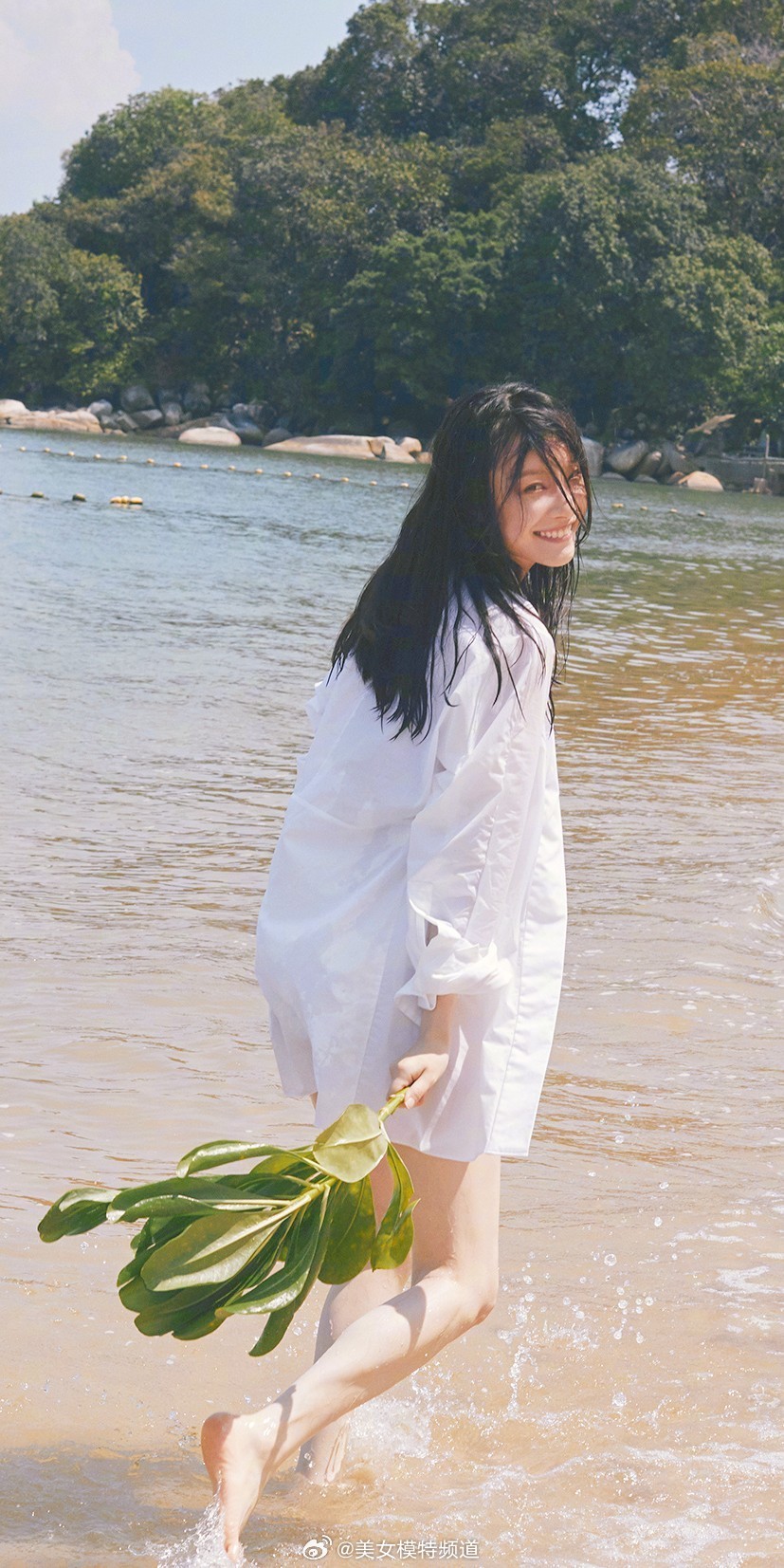 倪妮悦游封面湿发写真 