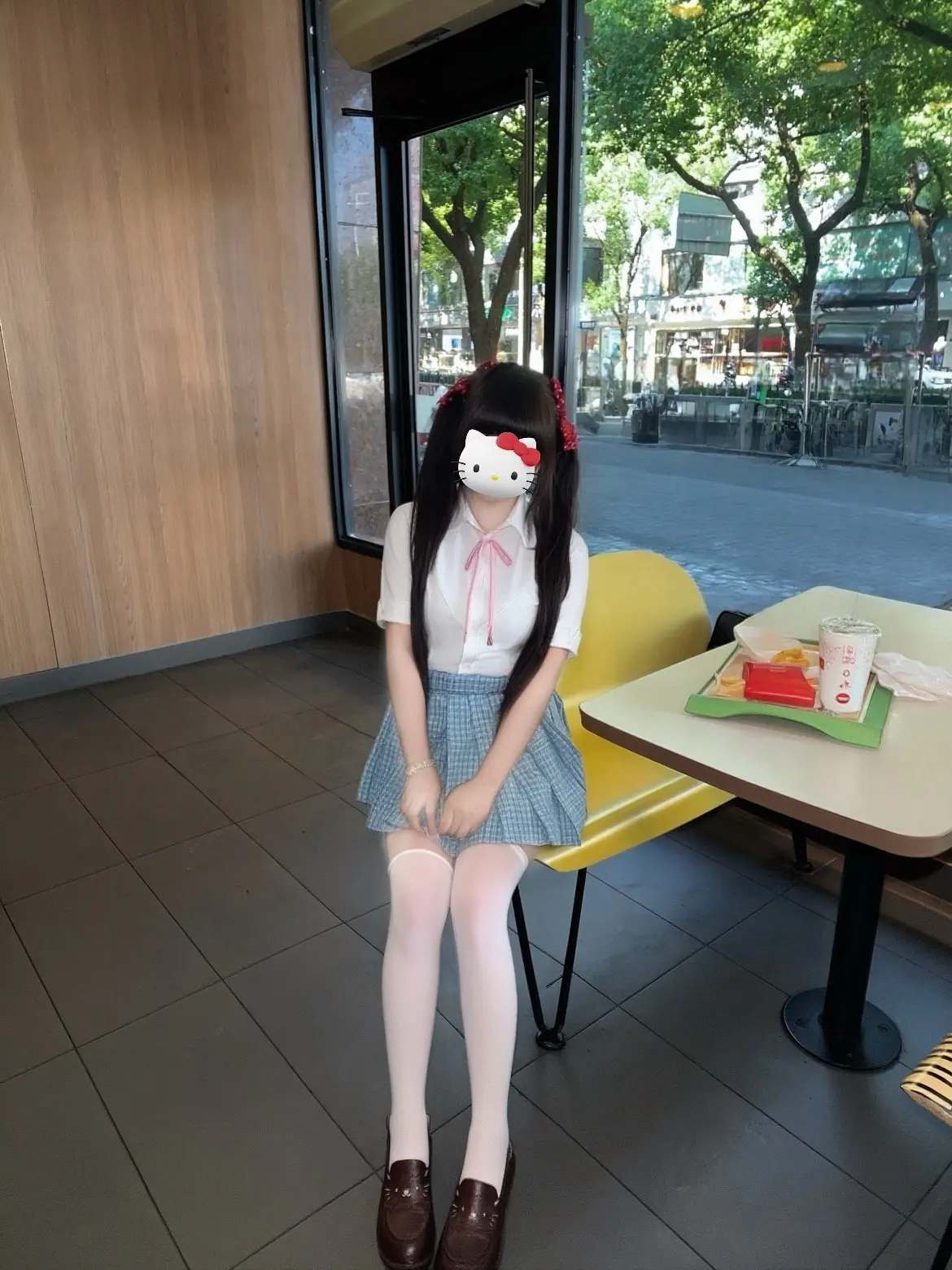 没关系的 大家都会做错选择 会莫名其妙掉眼泪 走在路上会突然崩溃 但这...