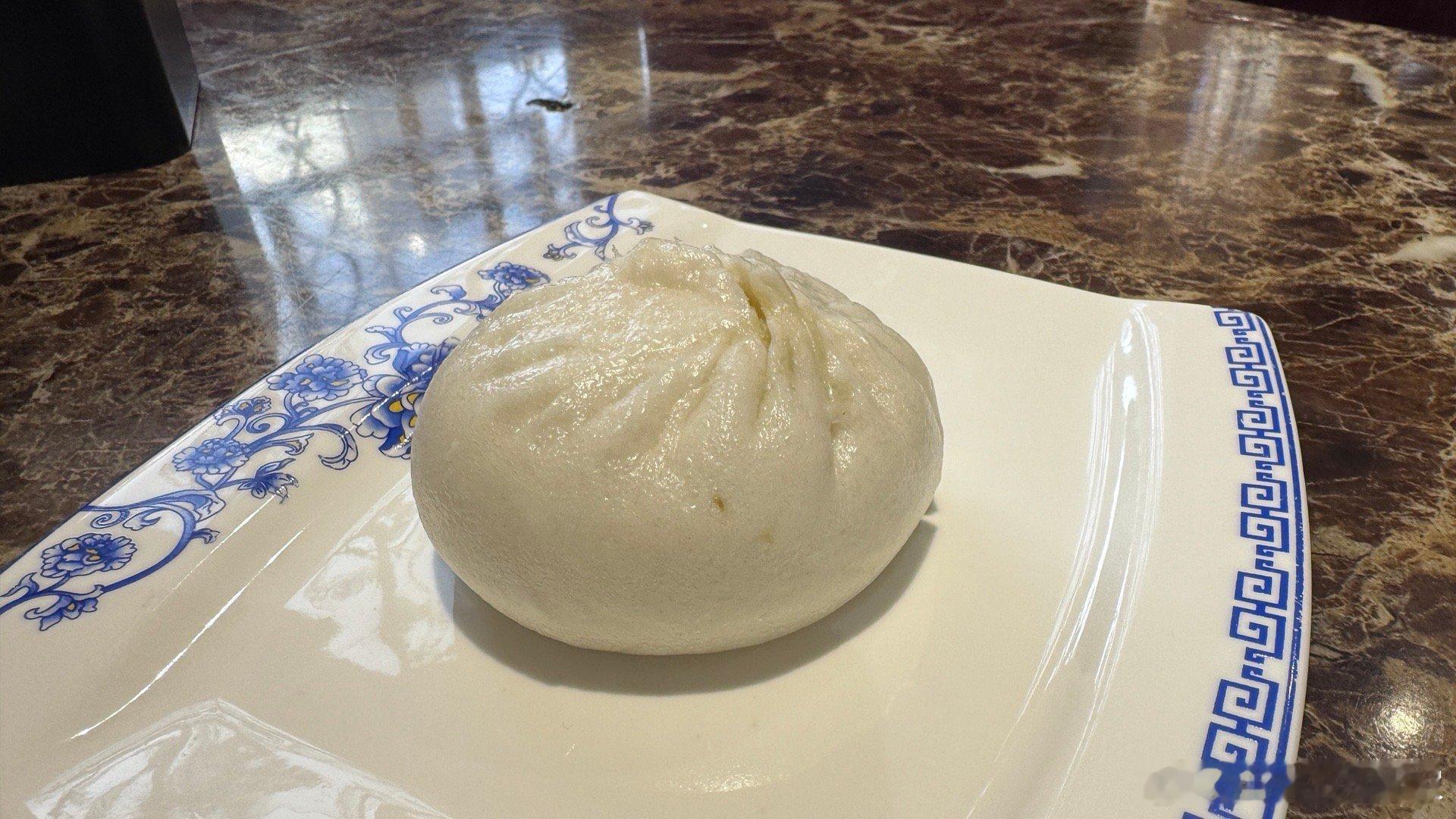 果然是东航，一坐下就感受到浓浓的沪味[污]从大家的穿着打扮、神态面相、一举一动都