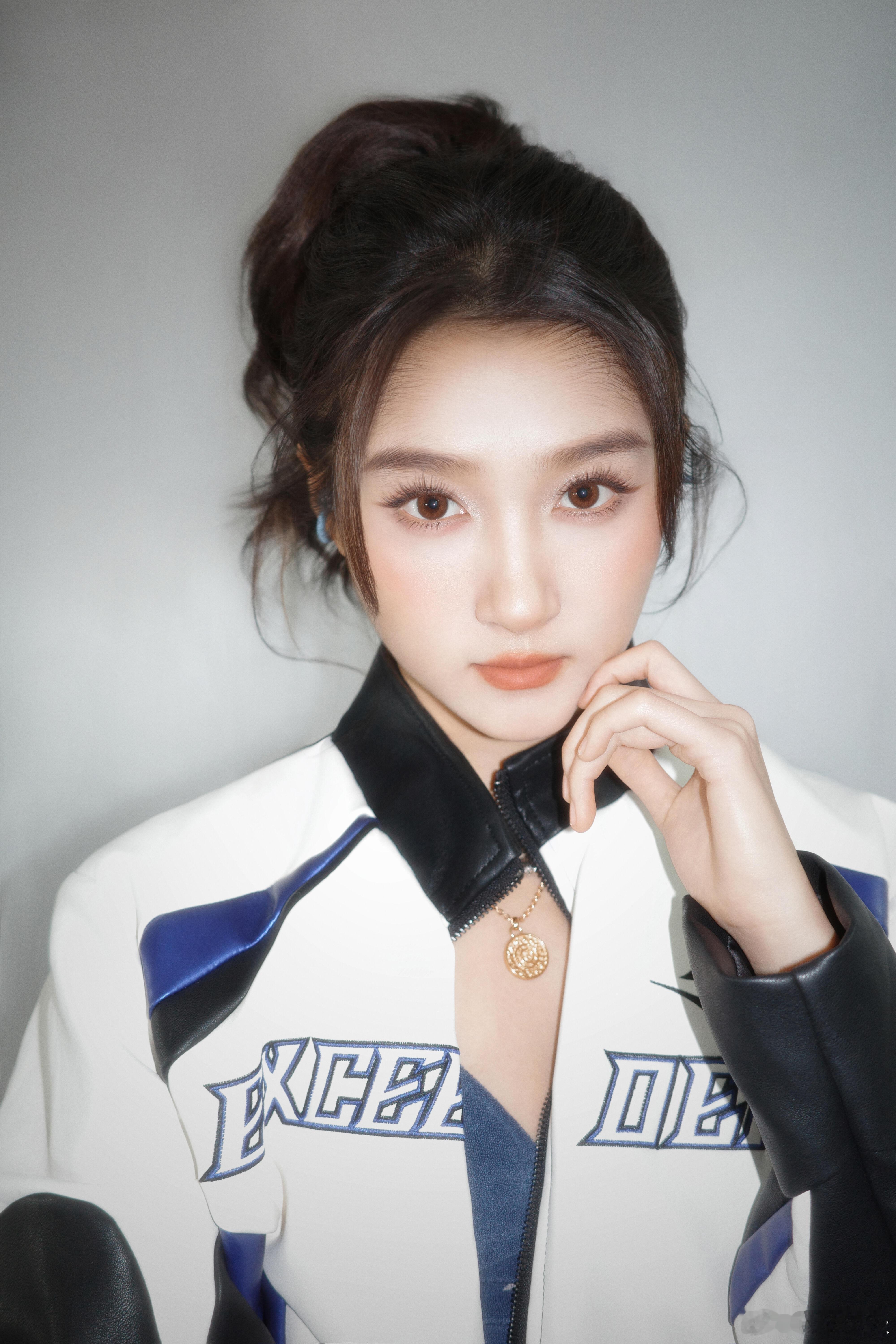 关晓彤的造型从不失手！棒球服配皮靴被关晓彤玩明白了 利落高马尾点睛，棒球服的休闲