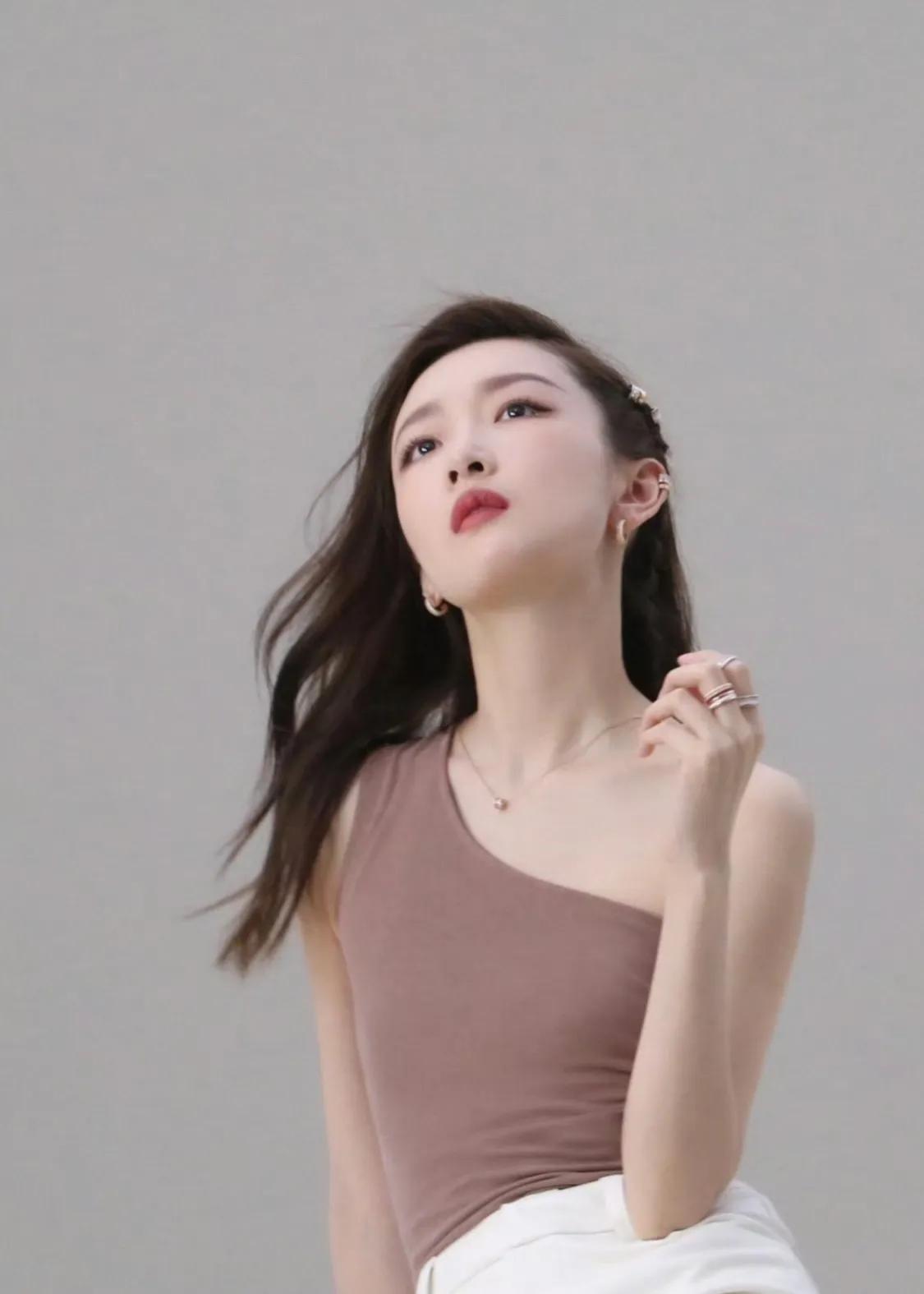 这大概率是周冬雨的最美造型了，
连她自己也很难超越了吧?