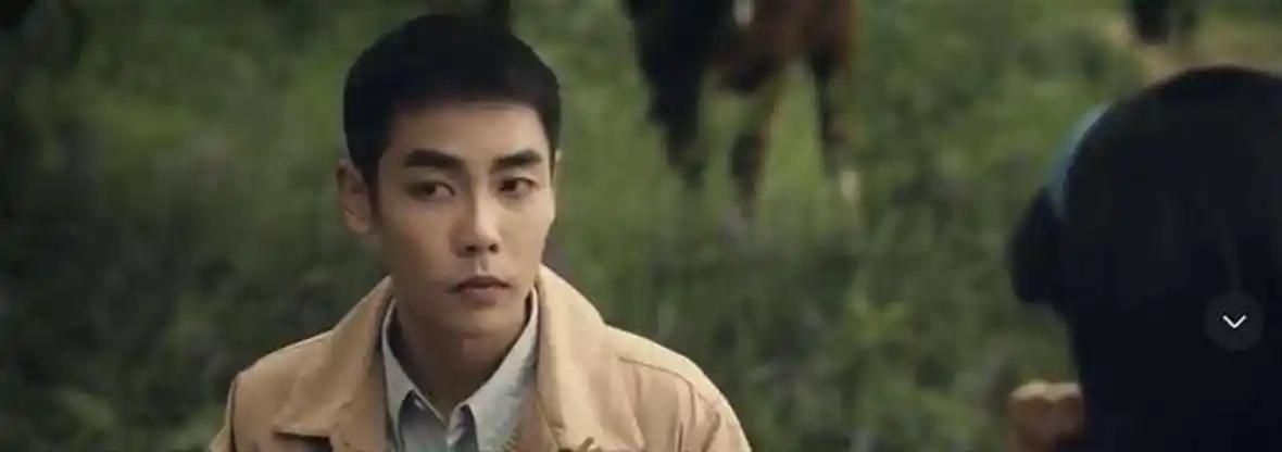 奇怪，他是唱小生的，又不是唱男旦，为什么也伸着兰花指，还女里女气的。

《主角》