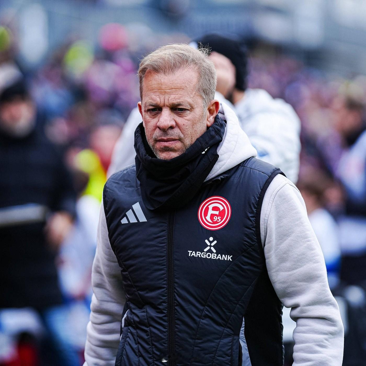 原本被看作是升级热门的杜塞尔多夫在德乙陷入混乱，先是因为战绩糟糕，在10月初解雇