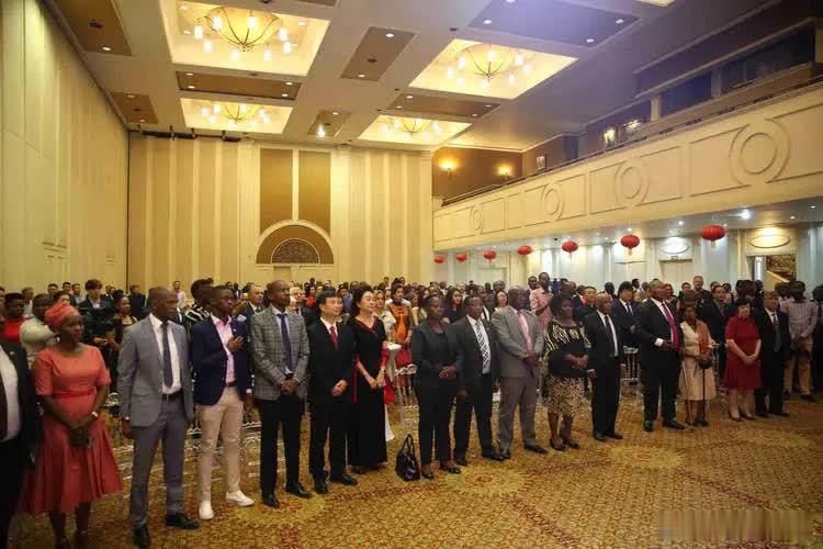 特朗普这下遇到难题了。美国要想拿下格陵兰岛，现在是遇到了硬骨头。 欧洲现在坚决不