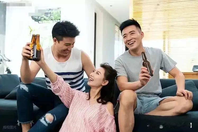 “这是你摇钱树呀，整天看个没完，老马，你帮我劝劝。”朋友夫妻俩在我家喝酒聊天，互