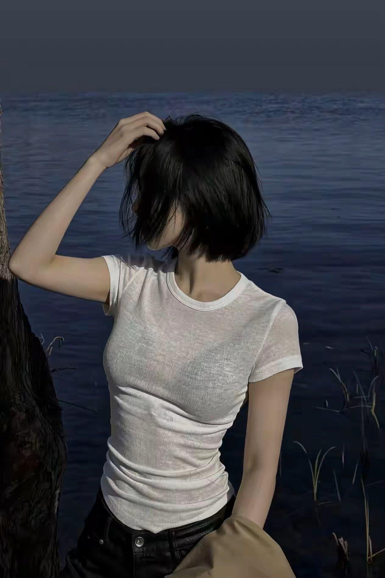 男人择偶，皮囊终究是过眼云烟。 真正能相伴余生的，只有两种女人。 要么是懂你的知