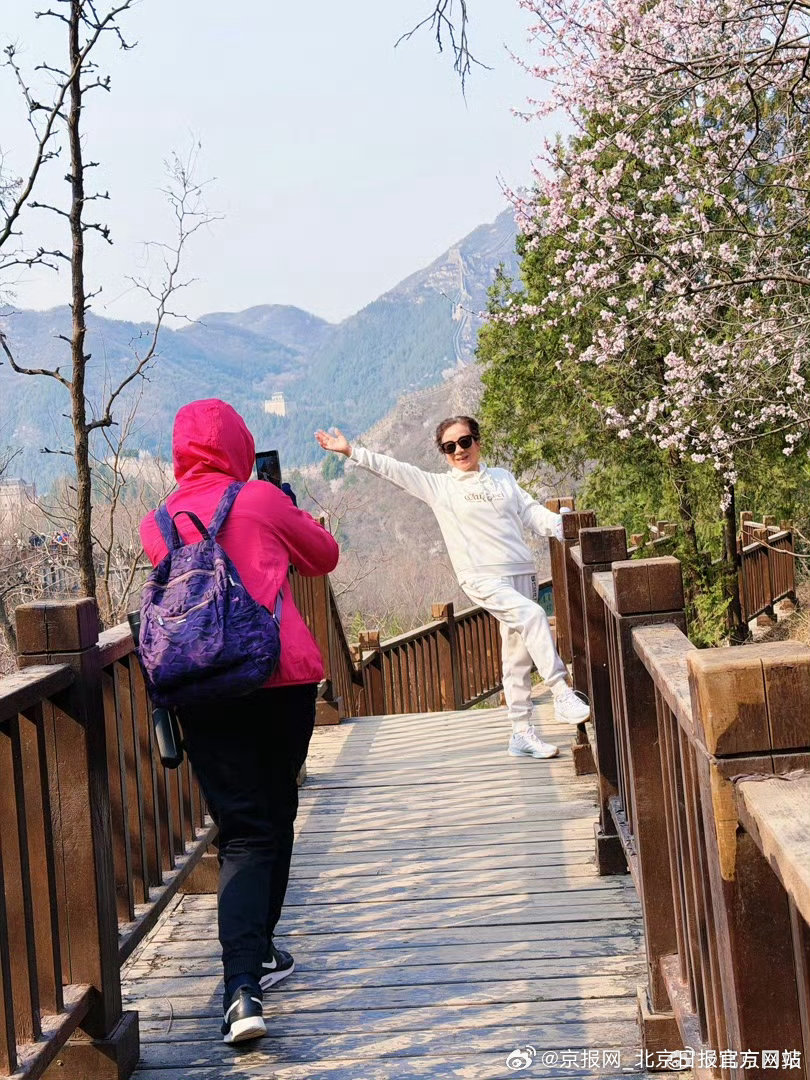 【#北京6段长城争奇斗艳# 】#长城配花海这也太美了# 春风送暖，山花烂漫，北京