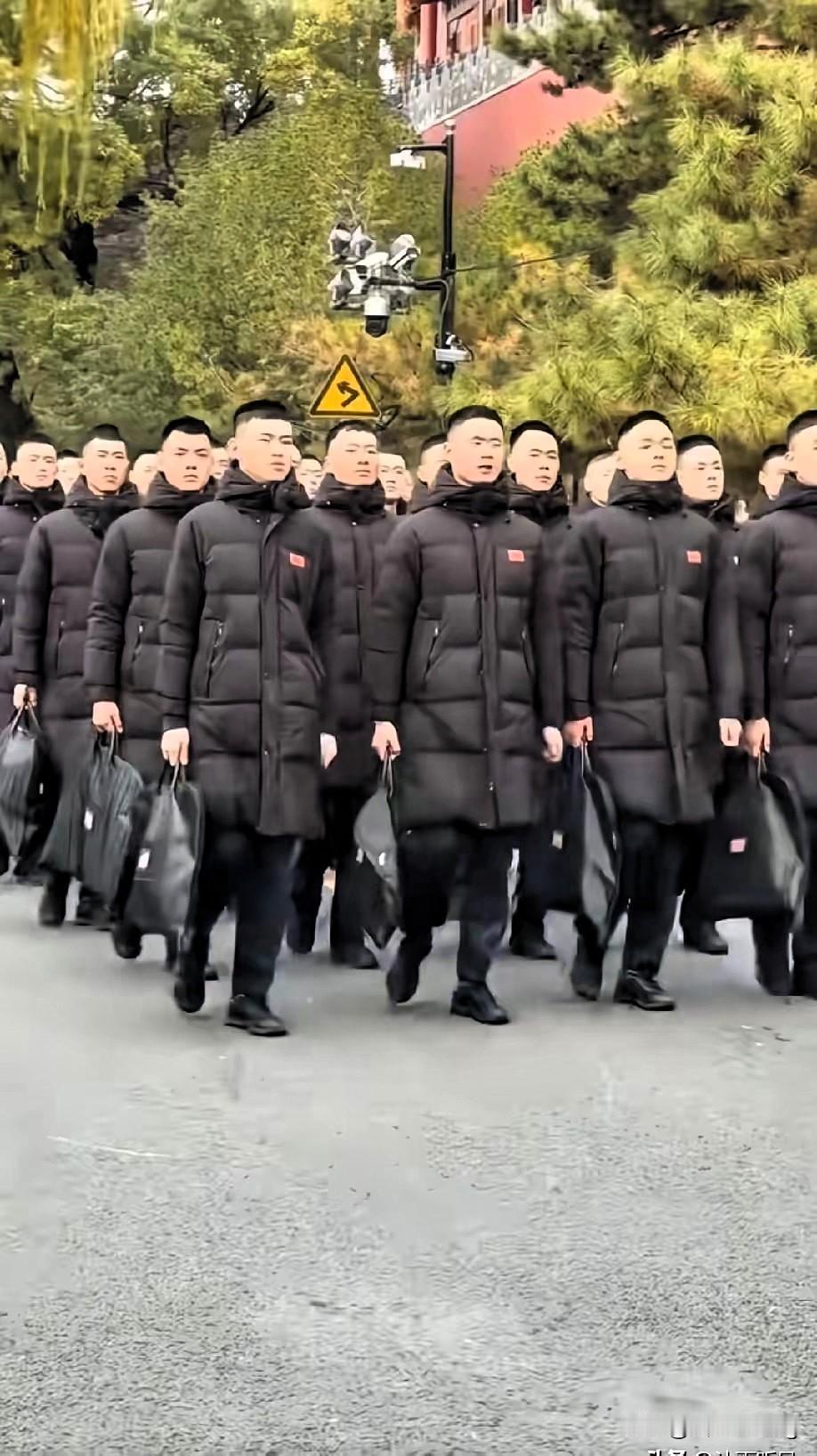 你猜他们的羽绒服是什么牌子？答案一出，直接刷新你对军品的认知！故宫前国旗护卫队的