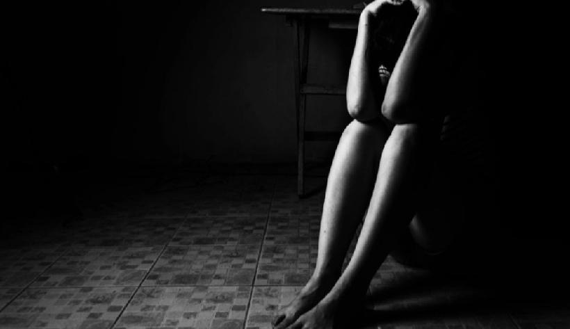 新加坡前年（2024年）发生一宗骇人强奸案件。一名男子经过一片草地时，发现一名女