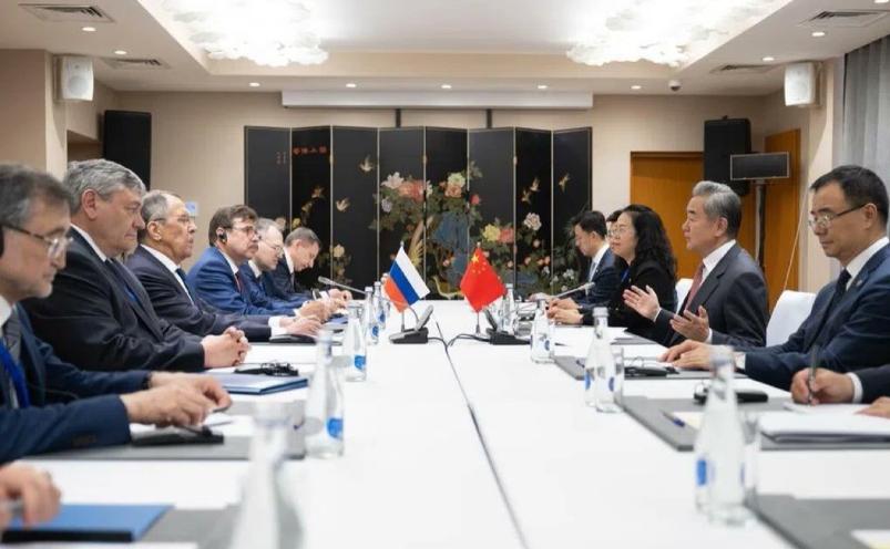根据新加坡《联合早报》7月25日报道，中国外交部长王毅7月24日在吉尔吉斯斯坦出