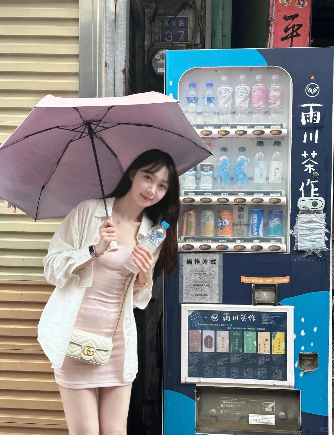 和她谈一场
注定异地的恋爱
你愿意吗？

手机存着她的照片，笑容温暖。可我们之间