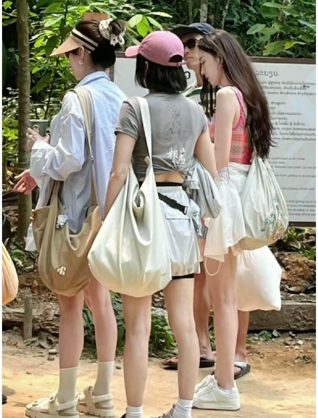 不懂就问，为啥他们都喜欢背这种包啊？！难道是因为能装…… 