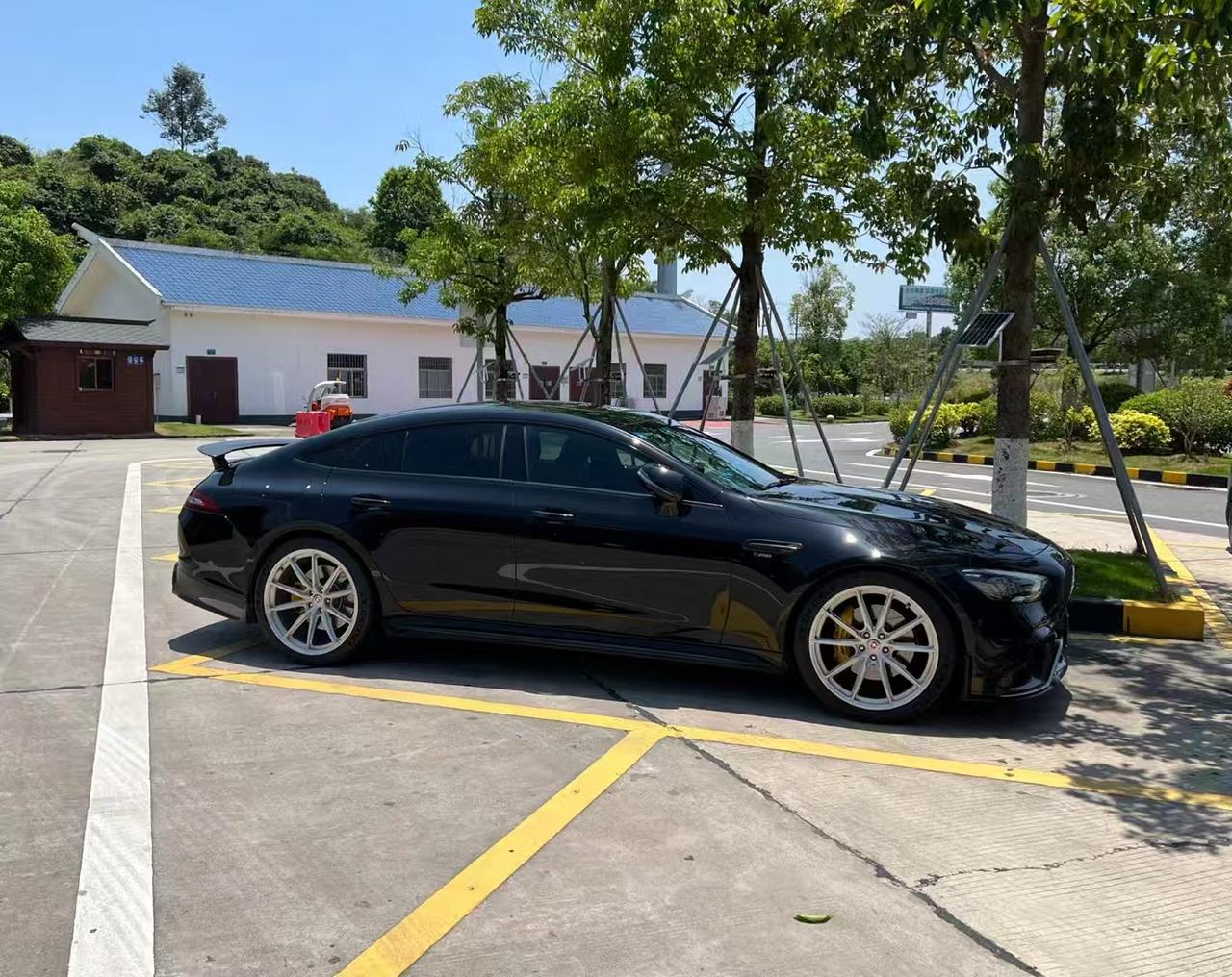 40万预算怎么买有排面？AMG GT50考虑一下！
感谢当下的新车行情，让咱们消