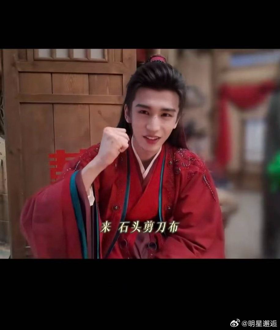 妹妹镜头里的张凌赫 妹妹镜头下的张凌赫也太温柔了吧，跟小演员互动超有耐心，随手一