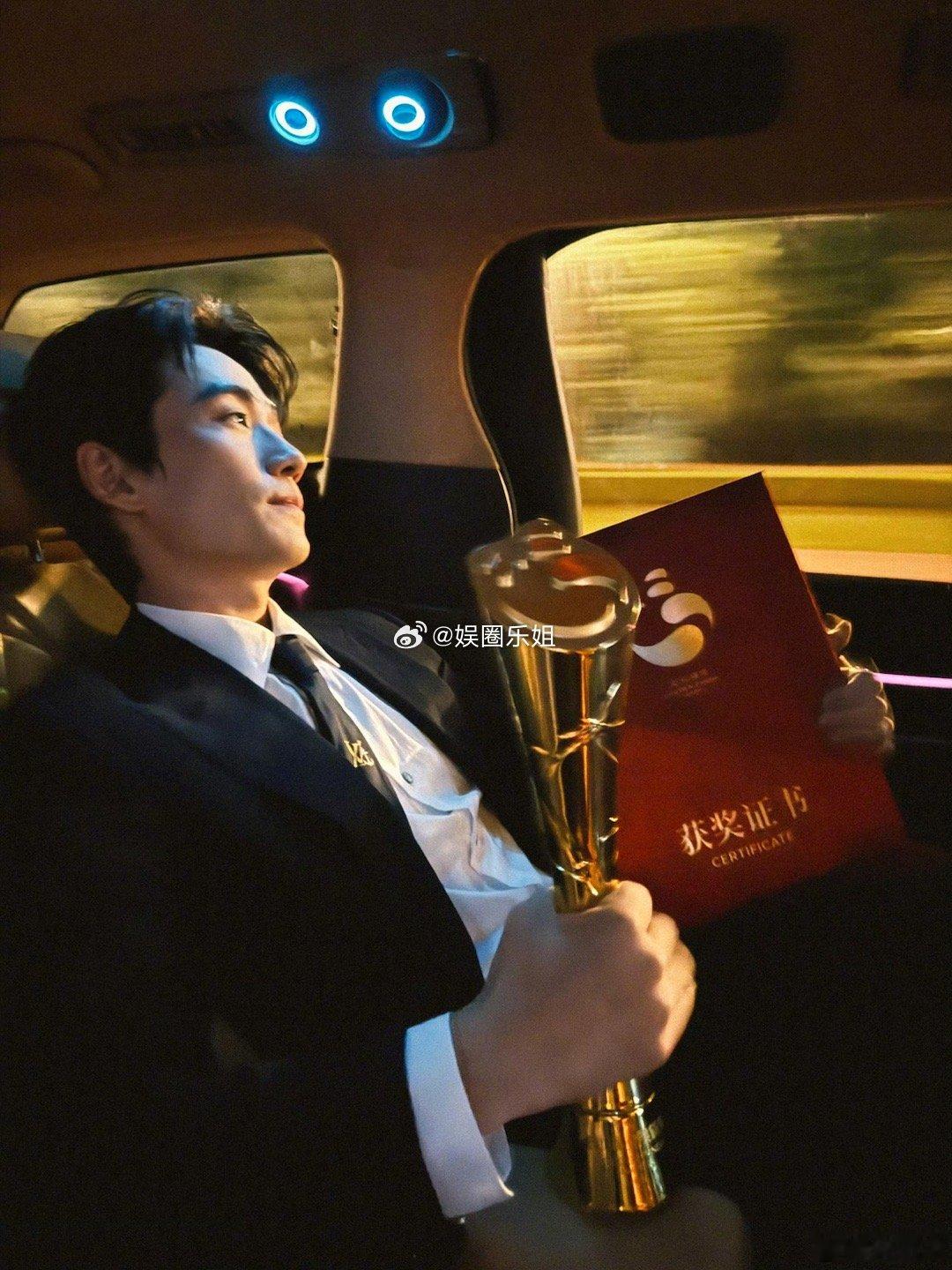 朱一龙真的是从偶像到演员，从偶像剧到大荧幕，一步一步脚踏实地的走过来的！非常踏实