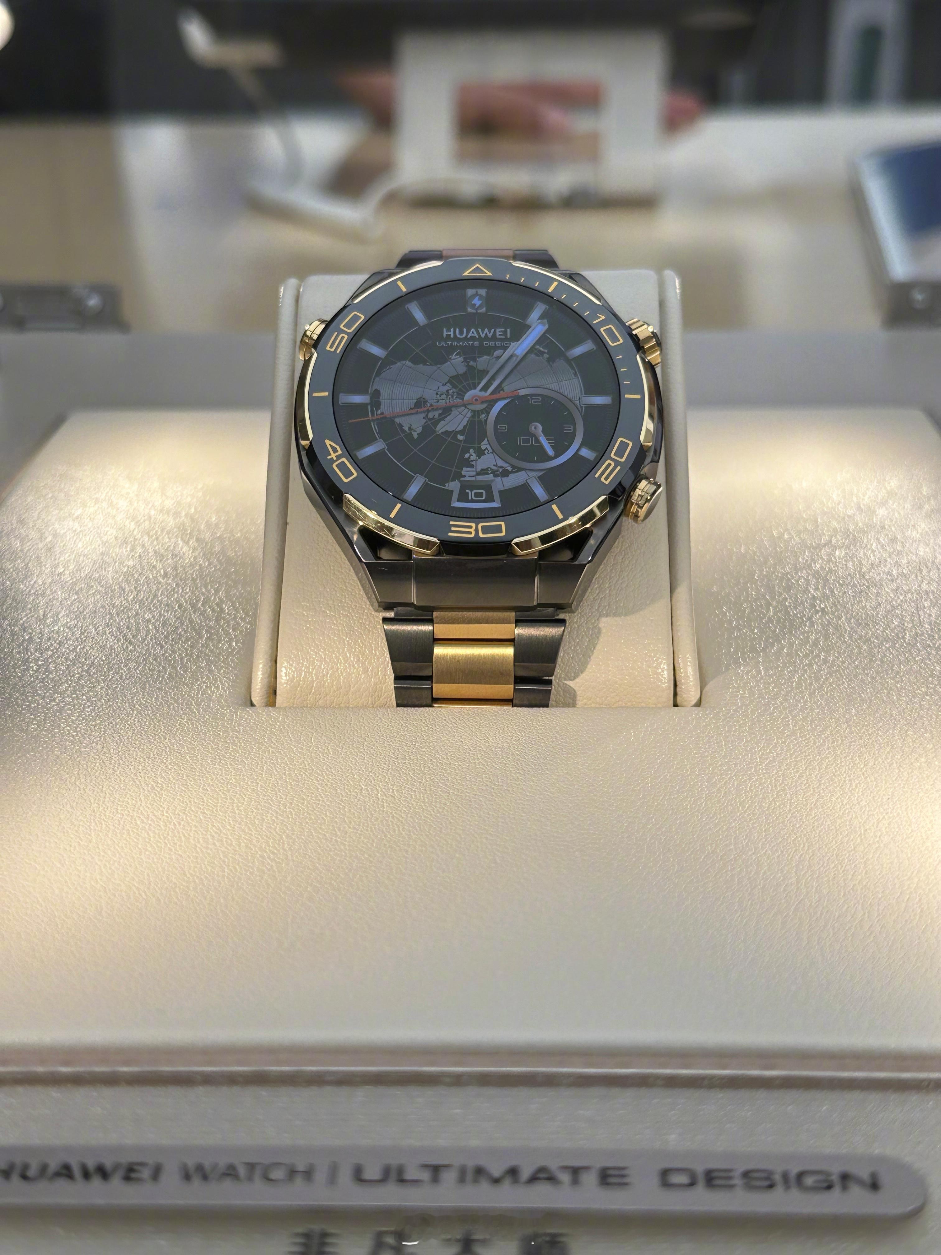 今天和老婆去逛万象城，看到一块华为手表很好看，但没舍得买，但给老婆买了一个电脑和