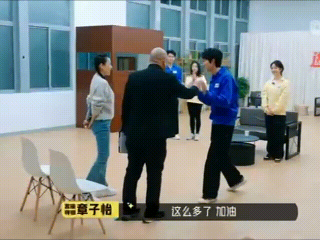 刘胤君见到章子怡的反应演我刘胤君见着章子怡，整个人都亮了。被夸笑容灿烂，坦言之前