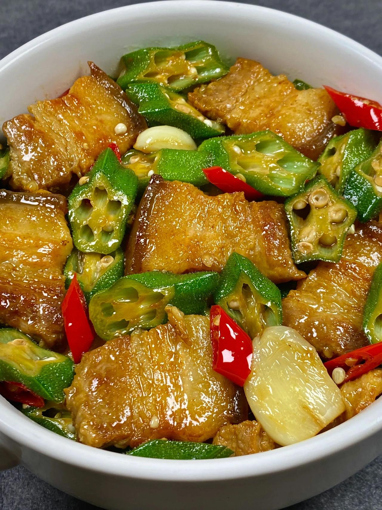 今天吃秋葵炒肉!秋葵你们是怎么做的呢?
秋葵简单的家常做法，不拉丝又能保持秋葵的