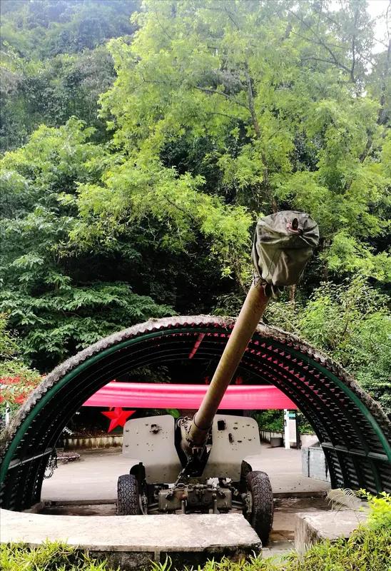 老山精神，那是一种无比崇高且震撼人心的精神。它诞生于老山前线的战火硝烟中，是战士