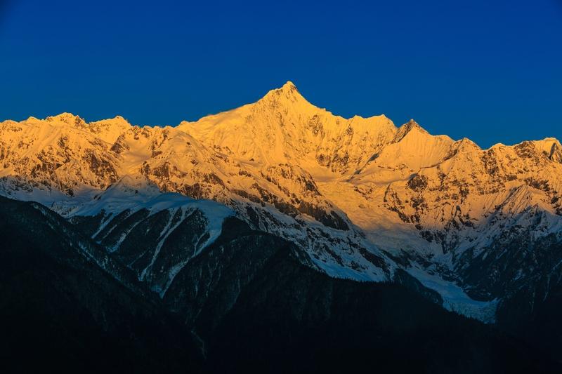 大年初一梅里雪山现“日照金山”，这画面简直绝了！梅里雪山本就神秘莫测，平时云雾缭