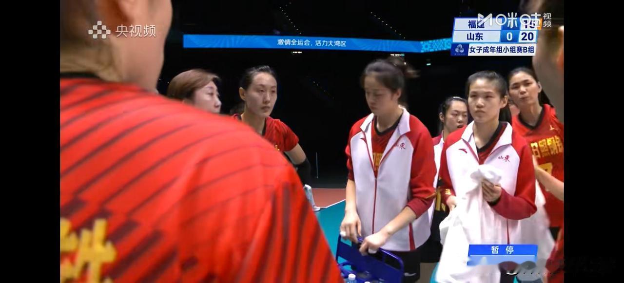 全运会女排成人组B组，此前五战全胜的山东女排遭遇到了福建女排的顽强抵抗，最终零比