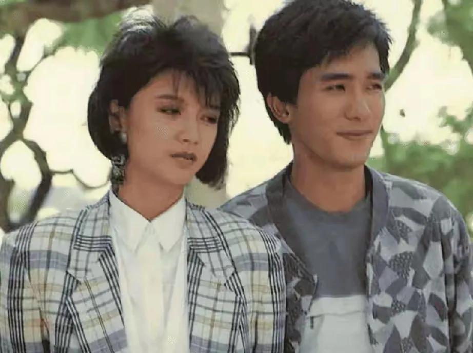 香港记者最后一次追着她问梁朝伟，她甩开话筒，钻进凌晨四点的泳池馆。
曾华倩的人生