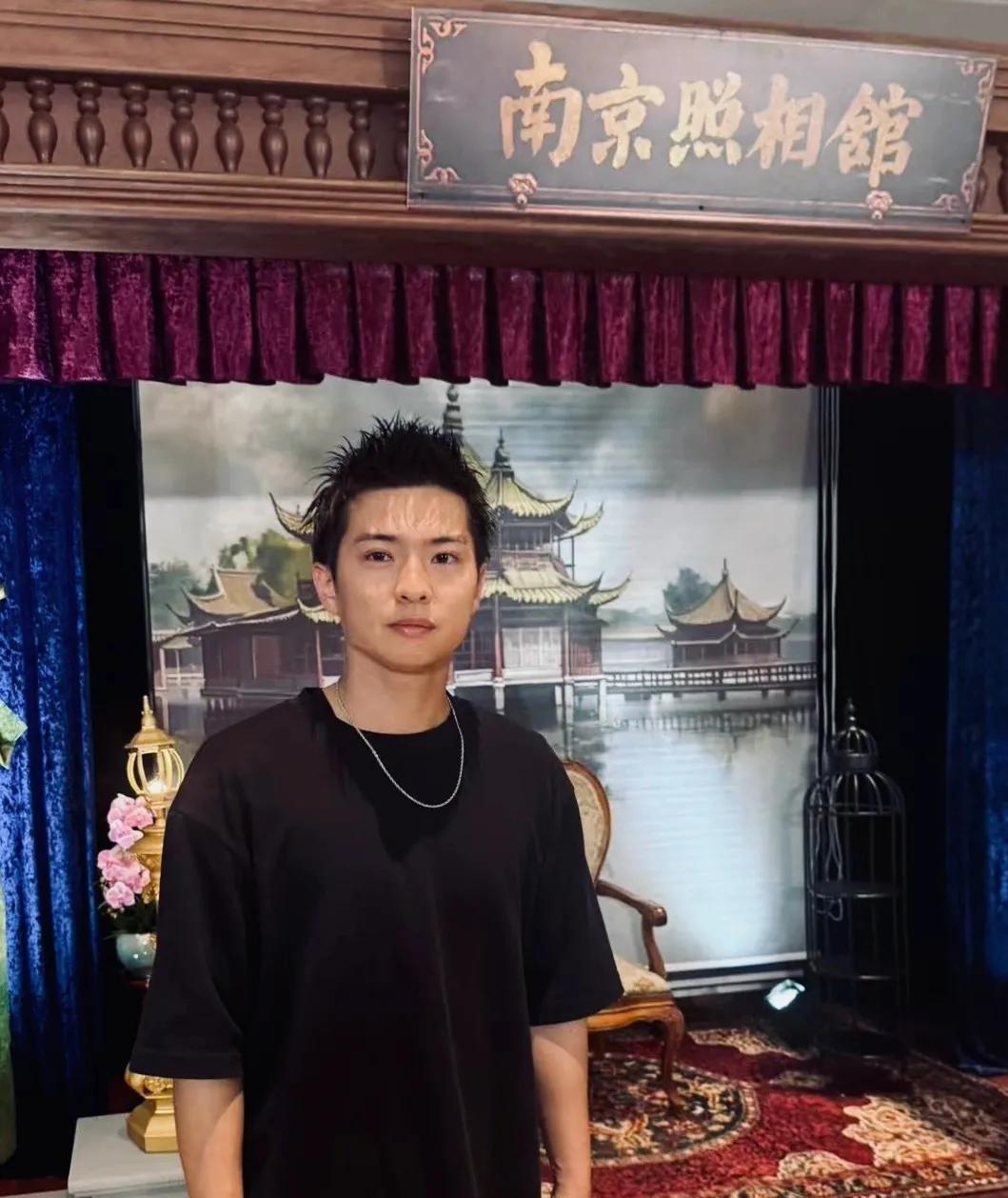 日本演员原岛大地，参加了申奥导演的电影《南京照相馆》的演出。
 
他在电影中扮演