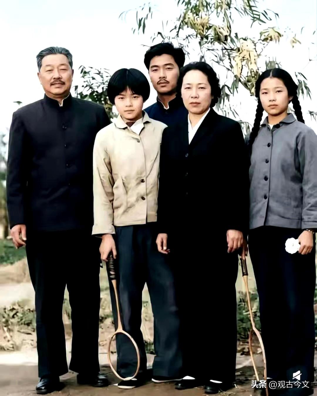 历史时光
难得一见的贺龙元帅全家福！摄于1964年年初。 ​​​