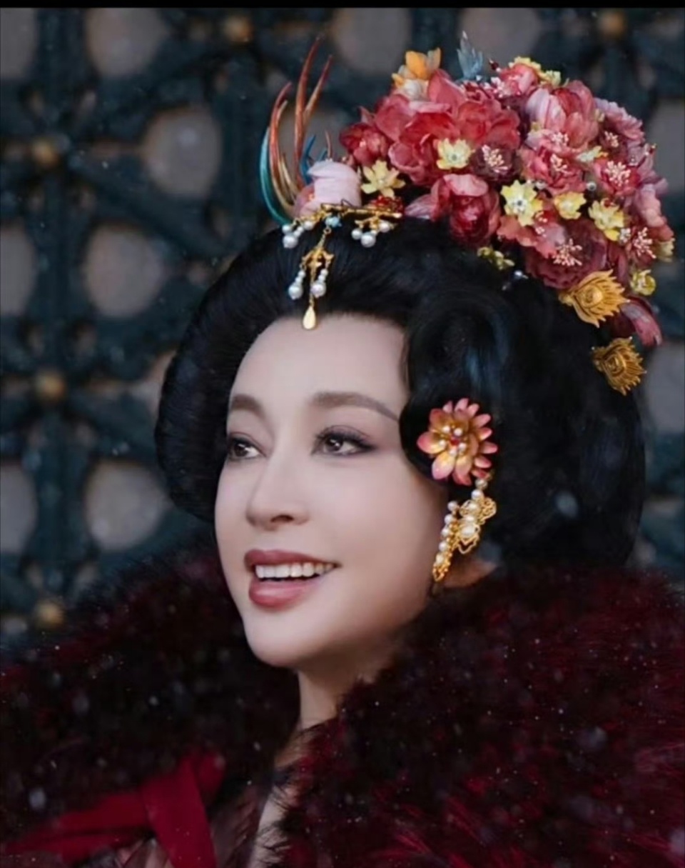 2026毛戈平刘晓庆手搓武则天妆容毛戈平再次为刘晓庆打造武则天妆容，距离上次竟已