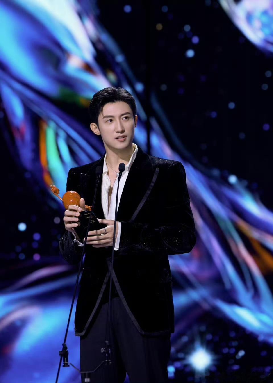 黄景瑜连续两年登顶尖叫之夜男星微指 黄景瑜的国民度和话题度一直很高，这与他的专业