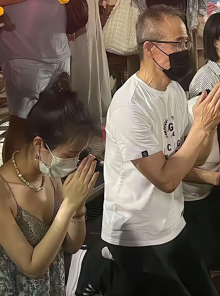 赚了钱去寺庙佛祖双膝跪拜者，多半是在赚钱的过程做了太多亏心事，中国的很多企业家或