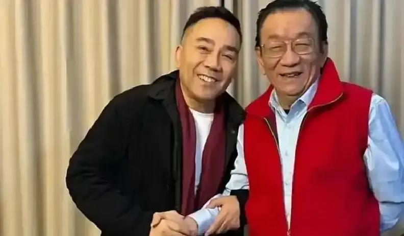 70年交情一夜翻船！
 
侯耀华直播开麦，一句“杨家没规矩”把杨议踢出朋友圈。老