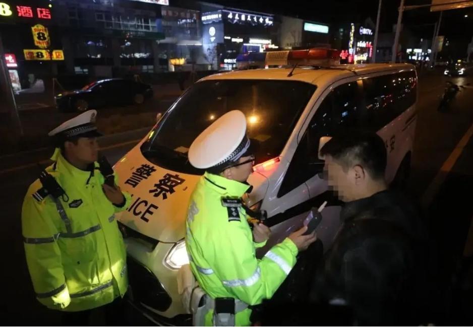 昨晚，朝阳交通支队民警在朝阳区驹子房路南向北方向开展酒驾夜查，与以往不同的是，电